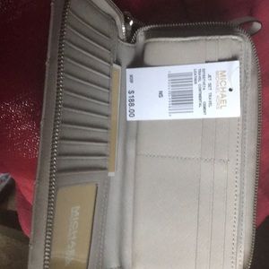 Michael kors wallet On Hold For Floresrh